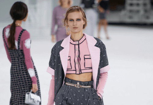 Tendenze moda estate 2021: Chanel presenta la sua collezione di abiti e accessori per l'estate 2021