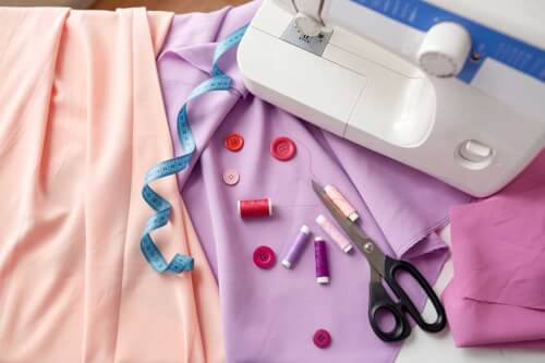 Consigli per cucire vestiti: come scegliere i tessuti giusti, come usare le macchine da cucire e come creare i tuoi progetti di cucito
